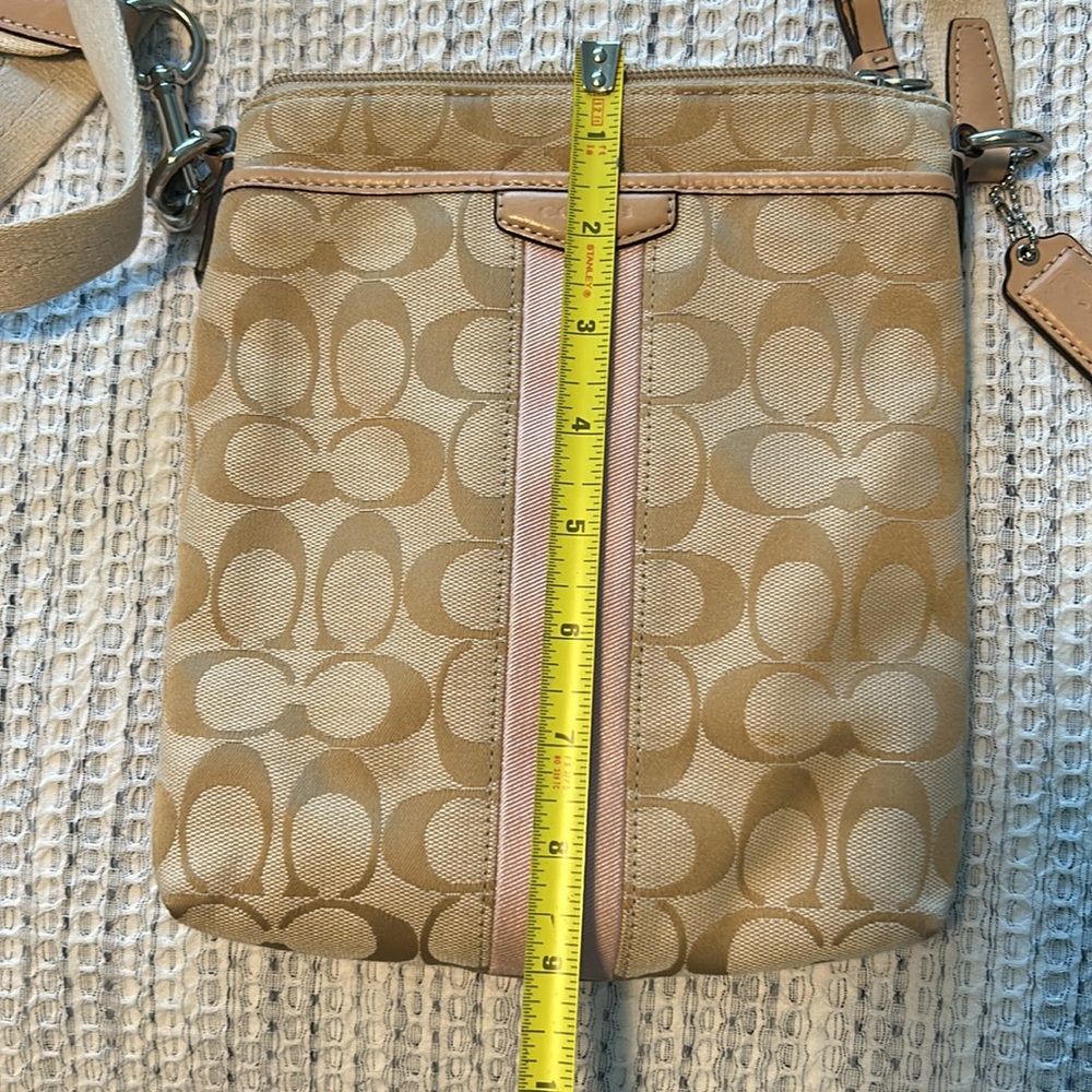 Small vintage Coach crossbody. - Picture 8 of 10